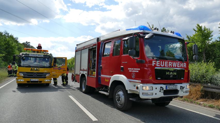 Flammen auf der B8: Van fängt nach Kollision bei Fürth Feuer