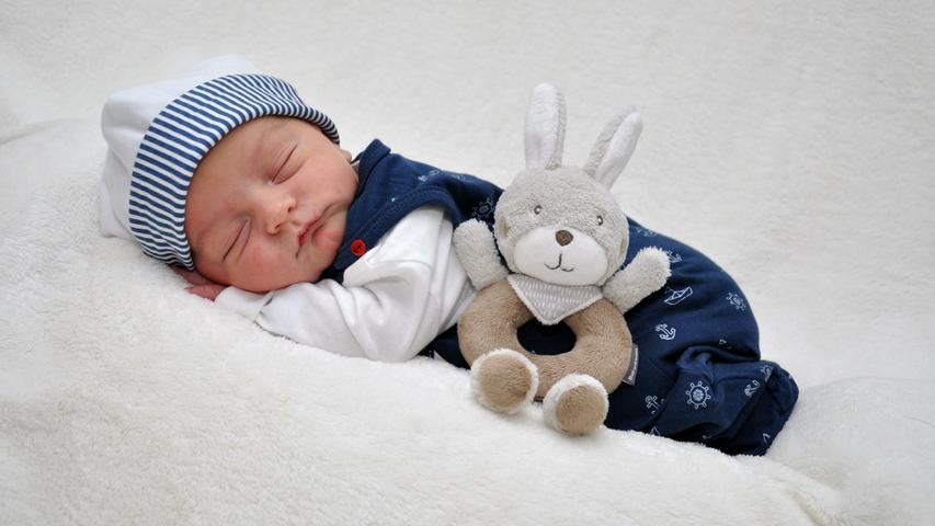 Samuel hat am 21. Juni im Klinikum Hallerwiese das Licht der Welt erblickt. Bei seiner Geburt brachte er 3410 Gramm auf die Waage und war 52 Zentimeter groß.