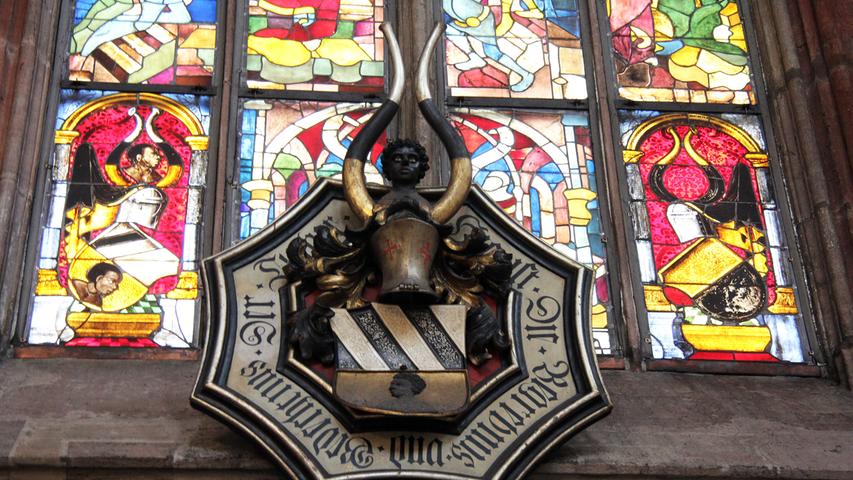 Dieses Wappenschild der Tucher ist in St. Sebald zu sehen. Auf der Inschrift ist zu lesen: "Hie ist Die Begrebnus und Gedechtnus der Tucher". 