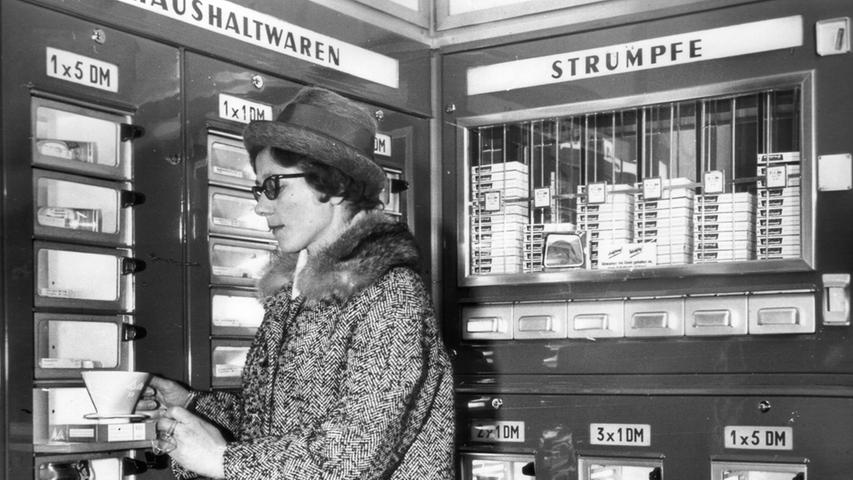 Ein Kaffeefilter (aus Porzellan!) aus dem Automaten? Oder Strümpfe? Allerlei Haushaltswaren gab es 1964 in der Alt-Erlanger-Straße zu kaufen. Und das Angebot wurde, vor allem außerhalb der Ladenöffnungszeiten, gerne genutzt.