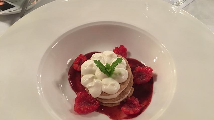 Diese Nachspeise heißt "Strawberry Cheesecake". Und falls Sie dieses süße Traumgebilde jetzt unbedingt probieren wollen: es wird serviert im Restaurant Ronco in Ronco sopra Ascona.