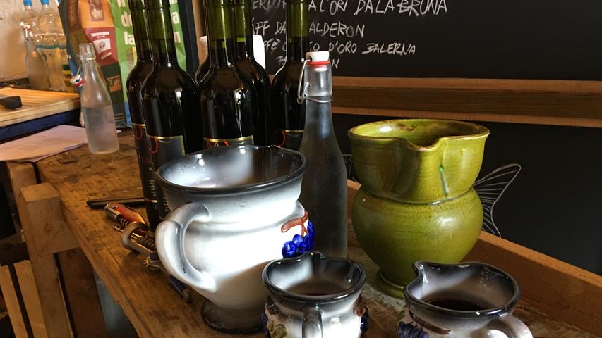 Der Wein wird in Bogias serviert, in kleinen Krügen, aus denen direkt getrunken wird. Vorsicht Kleckergefahr für Anfänger!