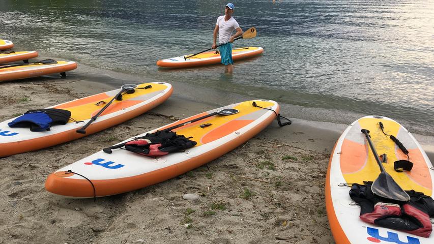 Die Region bietet vielfältige Wassersportmöglichkeiten. Daniel Klöckner zeigt am Strand von Locarno, wie Stand Up Paddling geht. Die Bretter für Anfänger sind luftgefüllt und daher sehr stabil.