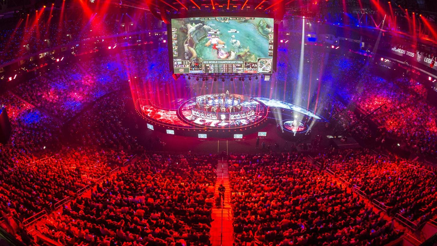 Unser Bild zeigt das WM-Finale des Computer-Spiels „League of Legends“ in der Mercedes-Benz-Arena in Berlin. So ein E-Sport-Event soll es im Herbst auch in Franken geben – nur etwas kleiner.