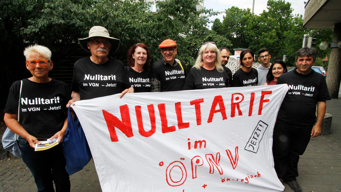Aktion des Bündnis Nulltarif im VGN: Sie fordern Mobilität für alle statt immer teurer werdender Tickets. Aktion des Bündnis Nulltarif im VGN: Sie fordern Mobilität für alle statt immer teurer werdender Tickets.
