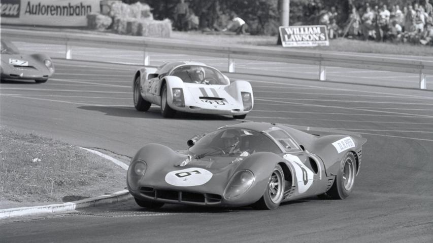 Der siegreiche Ferrari P4, der erstmals auf dem Norisring zu sehen war. Piper hatte gerade einen Konkurrenten überholt. Hier geht es zum Kalenderblatt vom 1. Juli 1968: Sensation durch BMW und Quester