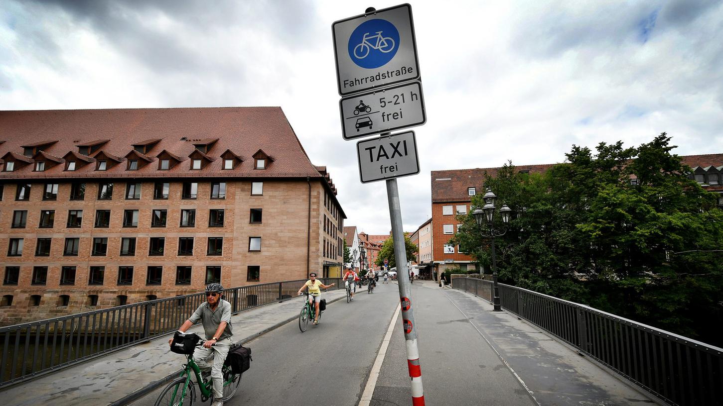 Die Fahrbahn auf der Spitalbrücke Richtung Hans-Sachs-Platz ist die einzige Fahrradstraße in Nürnberg. Bisher. Jetzt beschloss der Verkehrsausschuss die Ausweisung von Fahrradstrecken in Länge von insgesamt 15 Kilometern Die Fahrbahn auf der Spitalbrücke Richtung Hans-Sachs-Platz ist die einzige Fahrradstraße in Nürnberg. Bisher. Jetzt beschloss der Verkehrsausschuss die Ausweisung von Fahrradstrecken in Länge von insgesamt 15 Kilometern