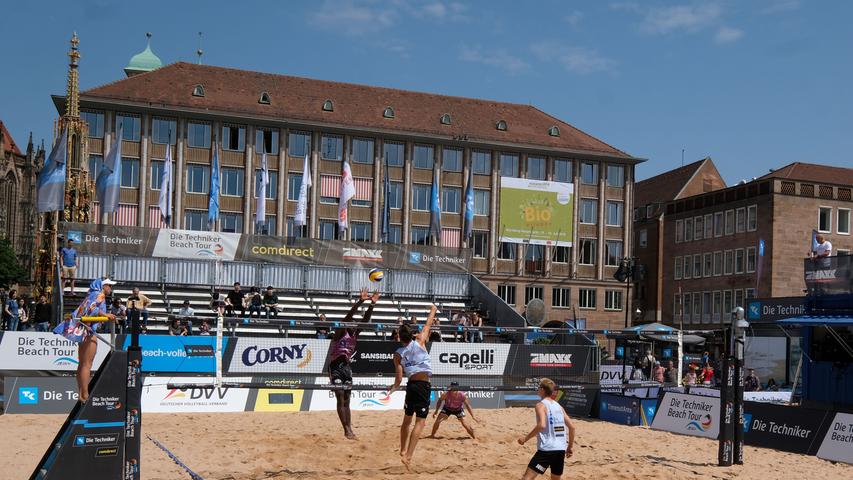 Sonne, Sand, Sportskanonen: Beachvolleyball auf dem Hauptmarkt