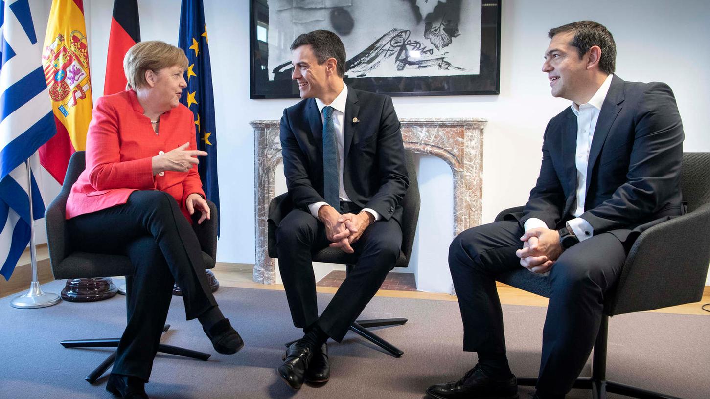 Erfolgreiche Verhandlungen: Bundeskanzlerin Angela Merkel (CDU) im Gespräch mit dem spanischen Ministerpräsidenten Pedro Sanchez und dem griechischen Ministerpräsidenten Alexis Tsipras.