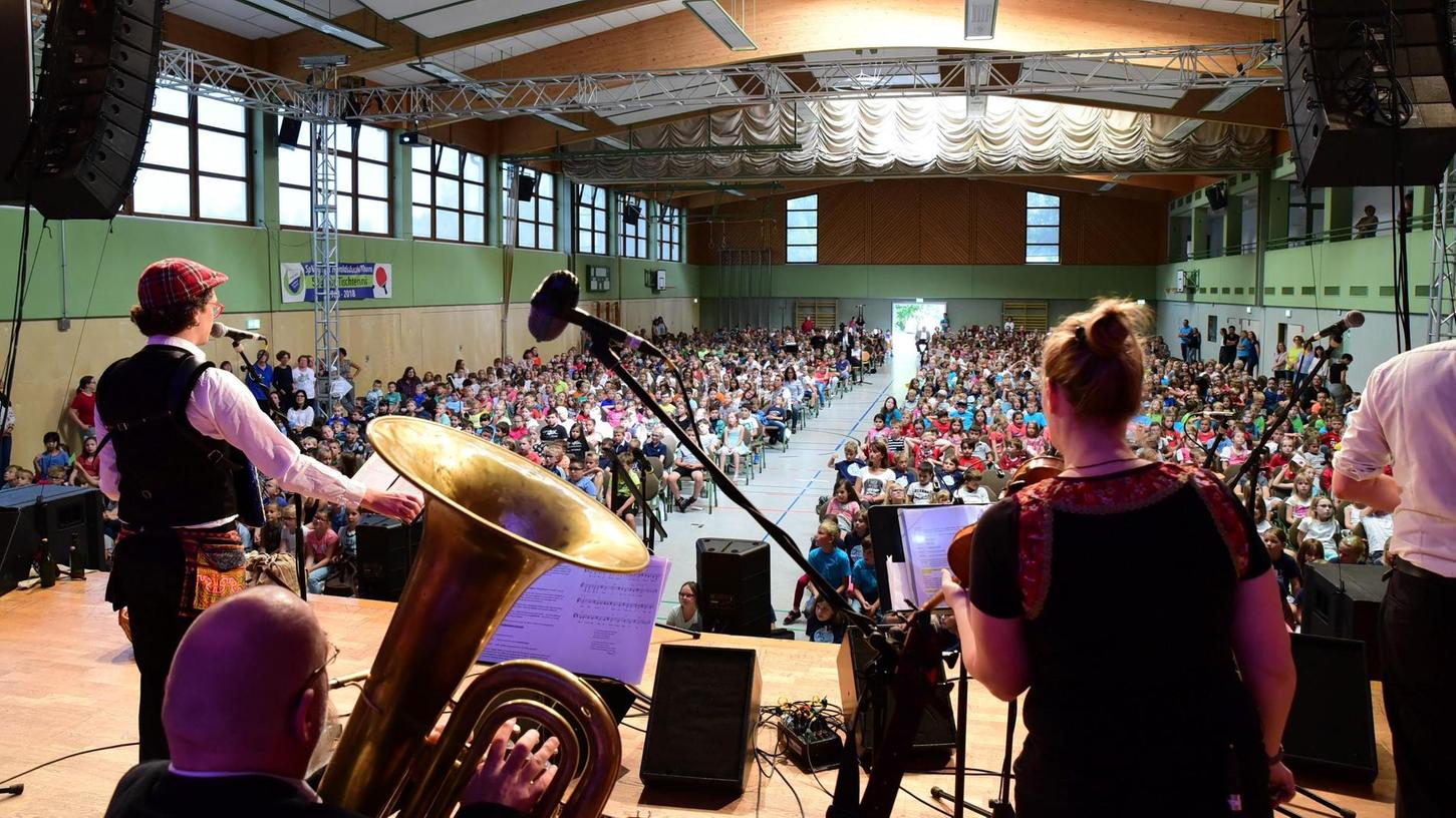 1000 Grundschüler sangen in der Hirtenbachhalle