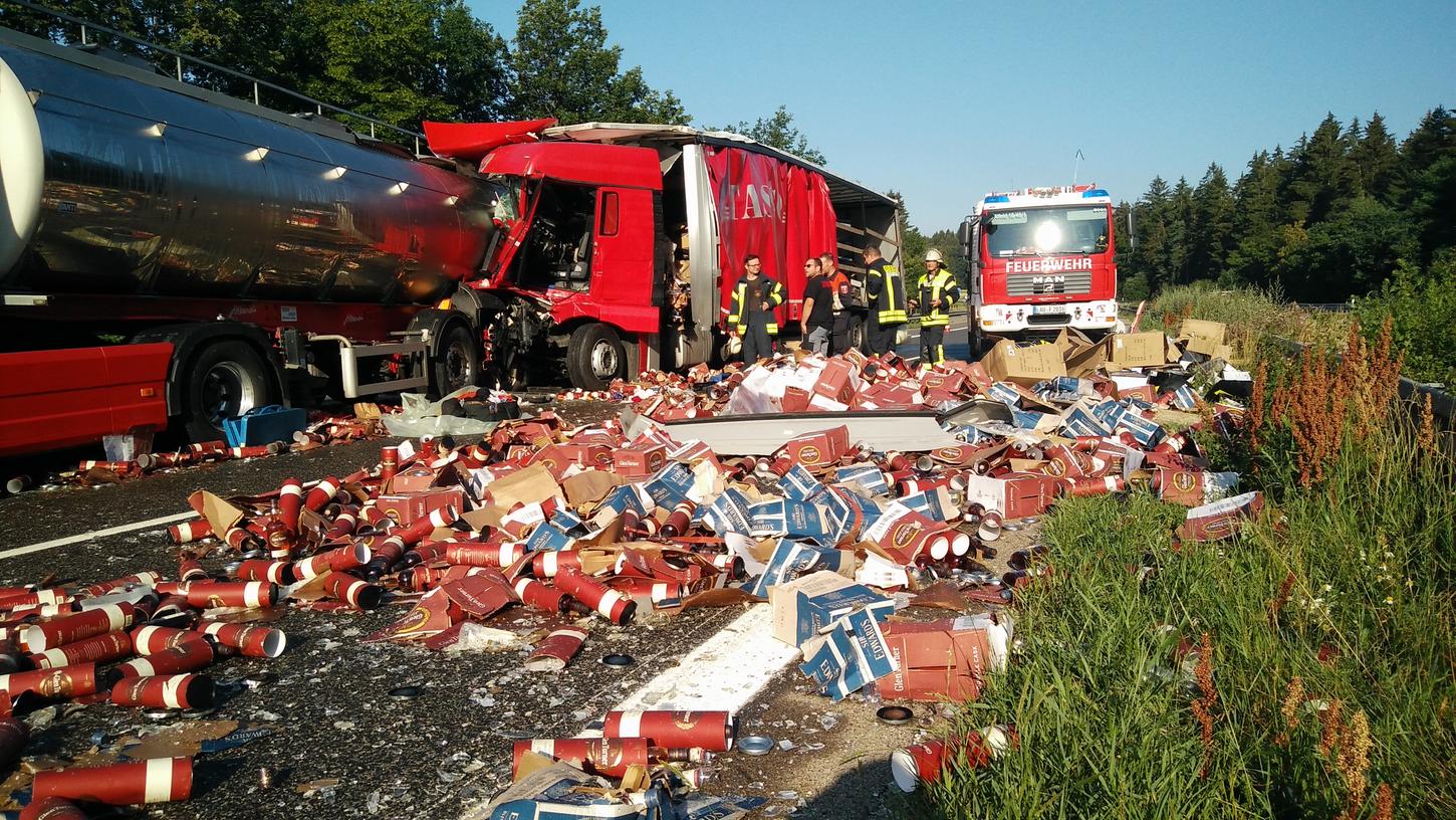 Nach Unfall: Hunderte Whiskyflaschen auf A6 verteilt