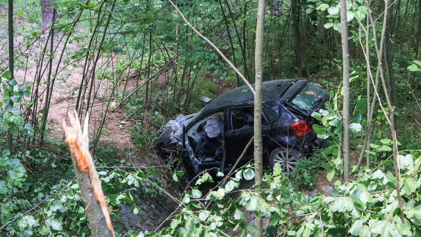 Wäre der Unfall nachts passiert, hätte man das Auto unten im Wald vielleicht nicht rechtzeitig entdeckt. Wäre der Unfall nachts passiert, hätte man das Auto unten im Wald vielleicht nicht rechtzeitig entdeckt.