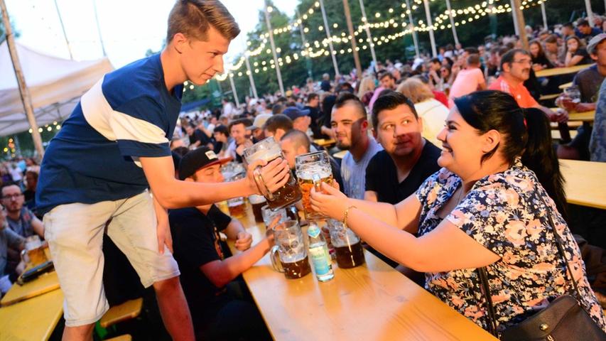 Feuerwehr trifft Feuerwerk: Sommernachtsfest im Schwabacher Parkbad