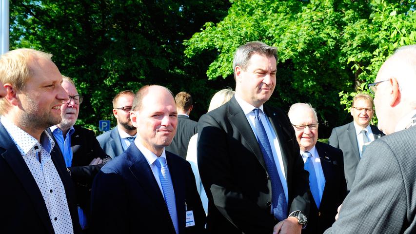 Bei dem Bezirksparteitag der CSU in Oberfranken begrüßte Ministerpräsident Markus Söder die EU-Beschlüsse zur Flüchtlingspolitik, sieht aber weiter Bedarf an nationalen Maßnahmen. (von links Dr.Ulrich Schürr, Michael Hofmann, Markus Söder und Bürgermeister Büttner)