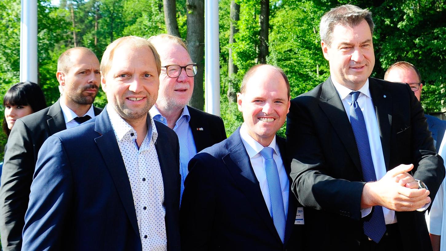 Ulrich Schürr (links), zieht für die CSU direkt in den Bezirkstag ein. Ministerpräsident Markus Söder (rechts) hat er auf dem Bezirksparteitag der CSU in Heroldsbach getroffen.