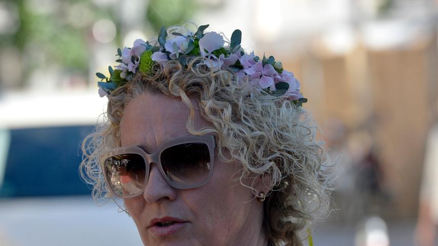 Fliege und Kopfschmuck: Glanz und Glamour auf dem Schlossgartenfest