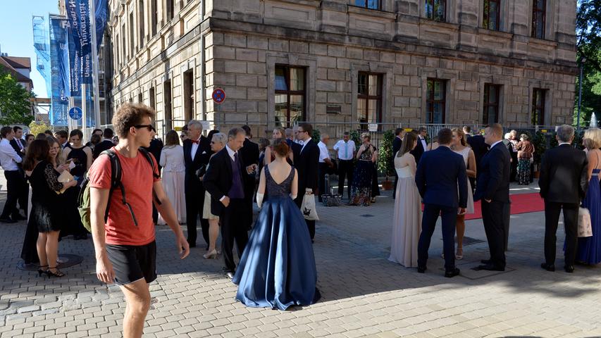 Fliege und Kopfschmuck: Glanz und Glamour auf dem Schlossgartenfest