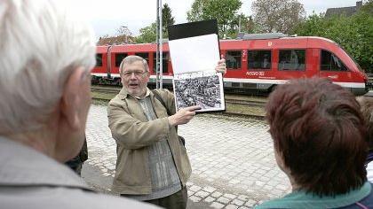 Anhand historischer Stiche und Fotografien erläuterte der Cadolzburger Geschichtsexperte Hans-Werner Kress (M.) die Geschichte des »Moggala«. Heute fährt auf der alten Trasse die moderne Mittelfrankenbahn.