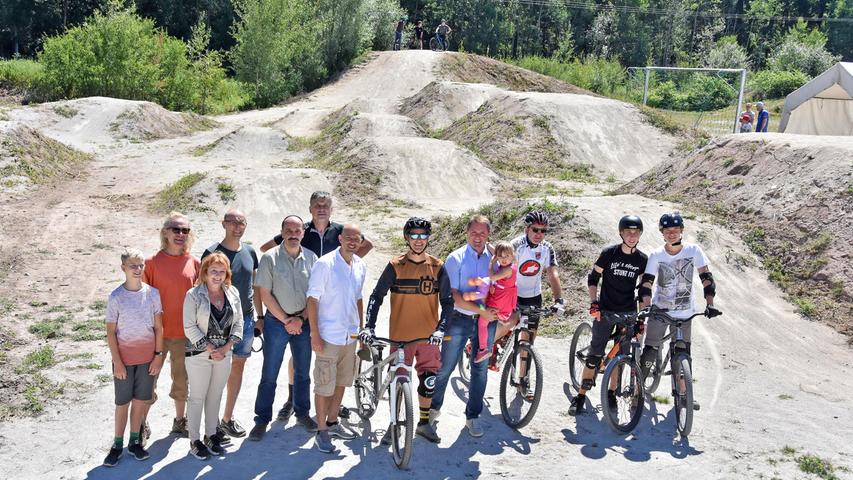 Stunts und coole Typen: Der Dirtbike-Park in Wachendorf ist eröffnet