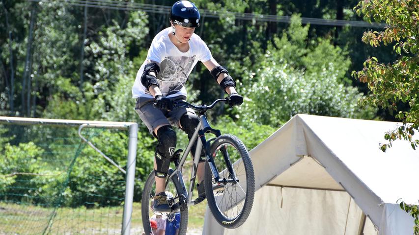 Stunts und coole Typen: Der Dirtbike-Park in Wachendorf ist eröffnet