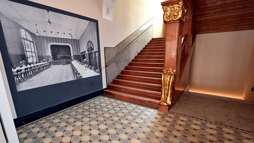 Im altehrwürdigen Treppenhaus des früheren Hotels steht ein großflächiges Schwarz-Weiß-Bild. Es zeigt den Lessingsaal, der für den Umbau abgerissen wurde.