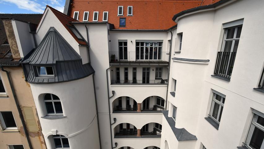 Der Innenhof des ehemaligen Hotels: Der halbrunde Vorbau mit spitzem Dach ist die Außenansicht eines der beiden restaurierten Treppenhäuser.