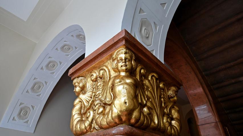 Maßarbeit: Die Ornamente einiger Säulen im Treppenhaus des neuen Deutschen Hofs sind mit echtem Blattgold überzogen.