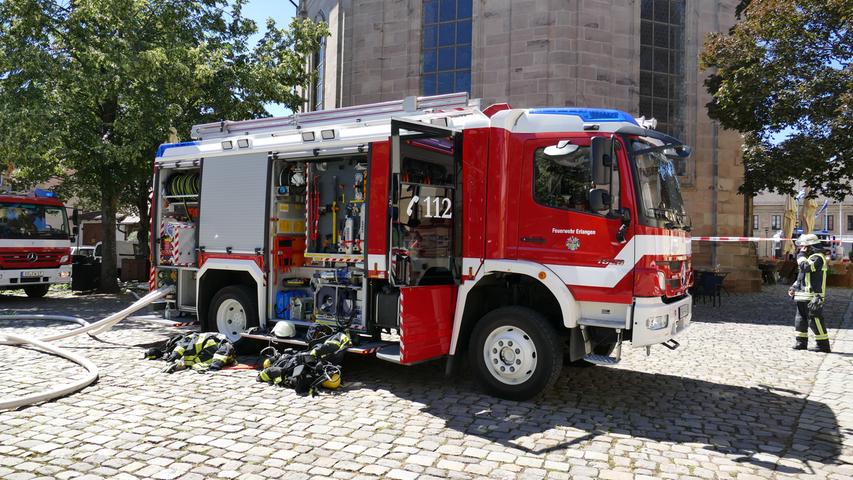 Flammen in Mehrfamilienhaus: Rauchwolke über Erlangens Altstadt