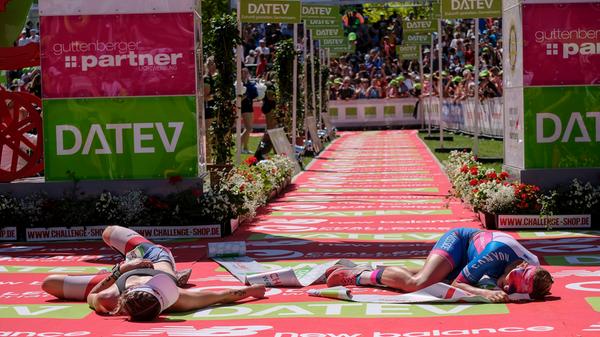 Das Foto des Jahres 2018: Daniela Sämmler (GER, rechts), die heute Daniela Bleymehl heißt, holt sich den Sieg mit neun Sekunden Vorsprung vor Lucy Charles (GBR), die 8:43:51 unterwegs ist und heute Lucy Charles-Barclay heißt.