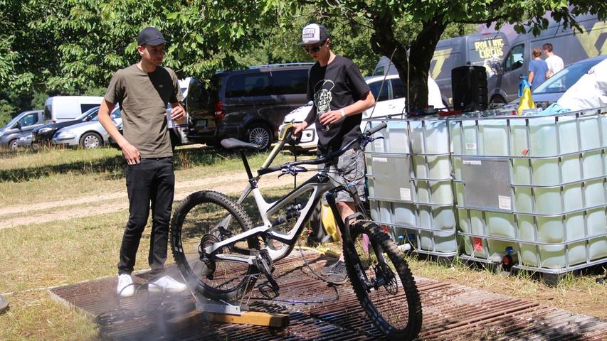 Alle Bilder: Weltcup-Elite im Downhill gastiert im Bikepark Osternohe