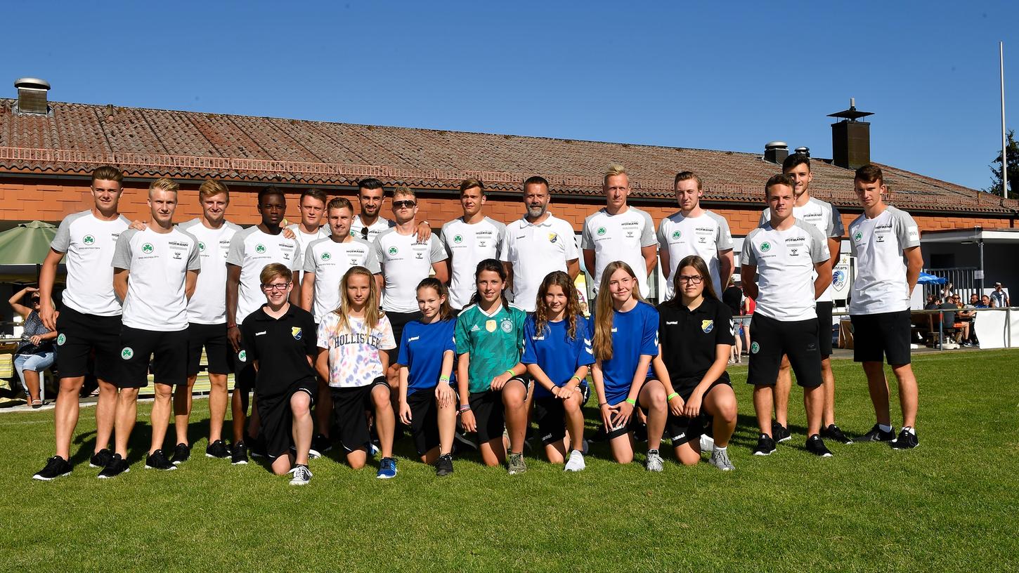 Das Team der SpVgg Greuther Fürth besuchte am Wochenende die Schüler des Fränkische-Schweiz-Gymnasiums.