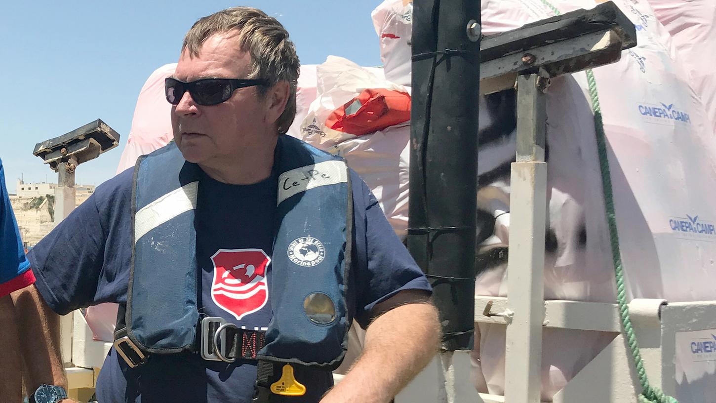 Der Kapitän des deutschen Seenotrettungsschiffes "Lifeline" beklagt die Behinderung von Rettungsmissionen.