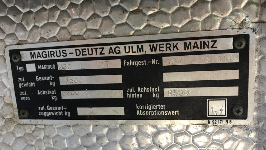 Das Typschild des L117 weist aus, dass er im Mainzer Zweigwerk des Ulmer Herstellers Magirus-Deutz gebaut wurde.