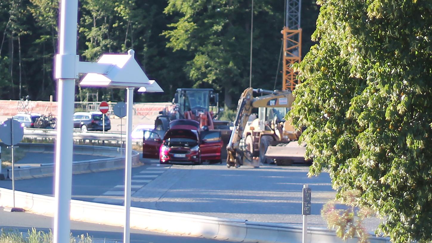 Die Polizei brachte neben dem Wagen des Diplomaten Bagger und Kräne in Stellung - für eine mögliche Explosion.