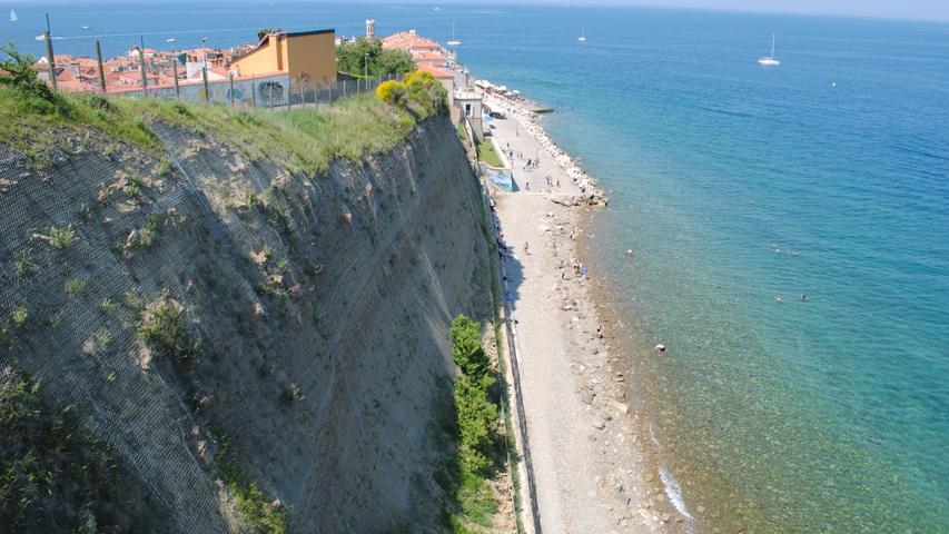 Piran ragt wie eine Zunge in die Adria. Entlang der Küstenstreifen finden sich Cafés, Restaurants aber auch ruhige Abschnitte zum Baden.