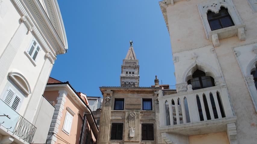Die Venezianer, reich geworden durch das Salz, haben sich im Stadtbild mit Häusern und Kirchen verewigt. Wer aufmerksam durch die Gassen schlendert, wird den Markuslöwen an der ein oder anderen Fassade entdecken.