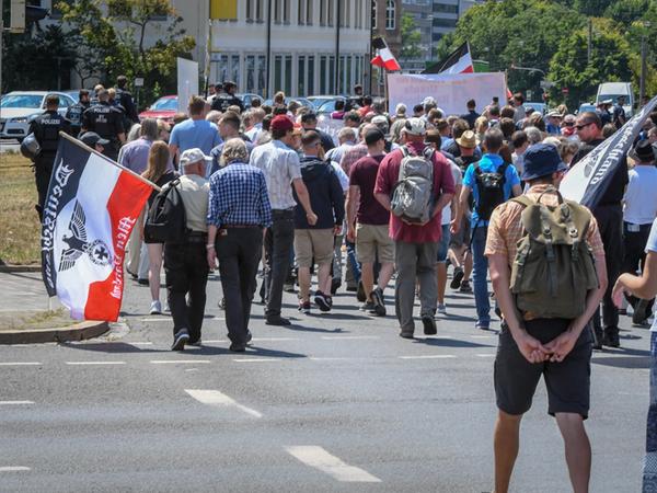 Begleitet von Polizeieinsatzkräften zogen am Samstag mehr als 200 Rechtsradikale vom Rathenauplatz zum Willy-Brandt-Platz. Ungehindert konnten sie in der Öffentlichkeit gegen Juden hetzen.