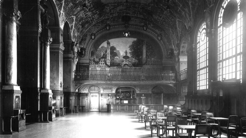 Noch 1934 fühlte man sich im Foyer des Opernhauses wie in einem mystischen Paradiesgarten. Nur einer der Kaffeetische (vorne rechts) hat überlebt.