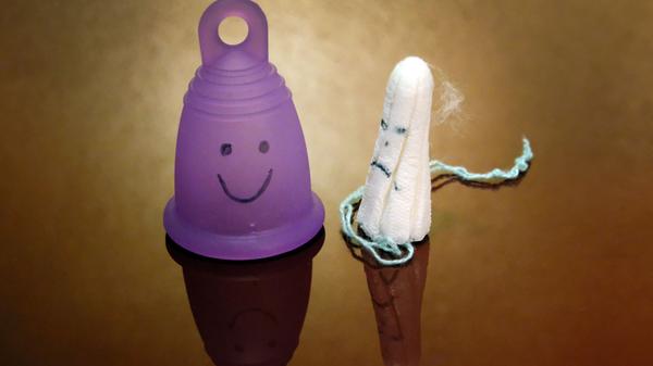Eine Frau benutzt in ihrem Leben etwa 10.000 bis 17.000 Tampons oder Binden. Der Großteil davon besteht aus einem Mix aus Zellulose und Kunststoff sowie künstlicher Duft- und Zusatzstoffe und ist somit weder umweltfreundlich noch biologisch abbaubar. Eine wiederverwendbare Alternative dazu ist die Menstruationstasse. Diese besteht zwar auch aus medizinischem Silikon, allerdings wird sie nach dem Entnehmen nicht entsorgt, sondern entleert, ausgewaschen und wiederverwendet. Hersteller sprechen bei richtiger Anwendung von einer Lebensdauer von bis zu 15 Jahren - eine lange Zeit, ganz ohne Plastikmüll.
