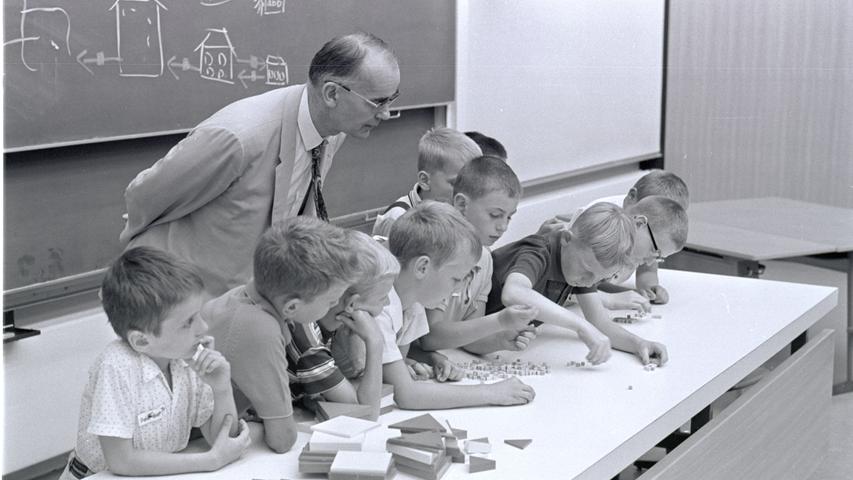 Kinder lernen spielend: mit Holzsteinen und Plastikklötzchen bilden sie unter Aufsicht von Professor Dr. Dr. Zoltan Dienes logische Blöcke. Zahlen spielen dabei fast überhaupt keine Rolle. Hier geht es zum Kalenderblatt vom 5. Juli 1968: Kein Einmaleins mehr"