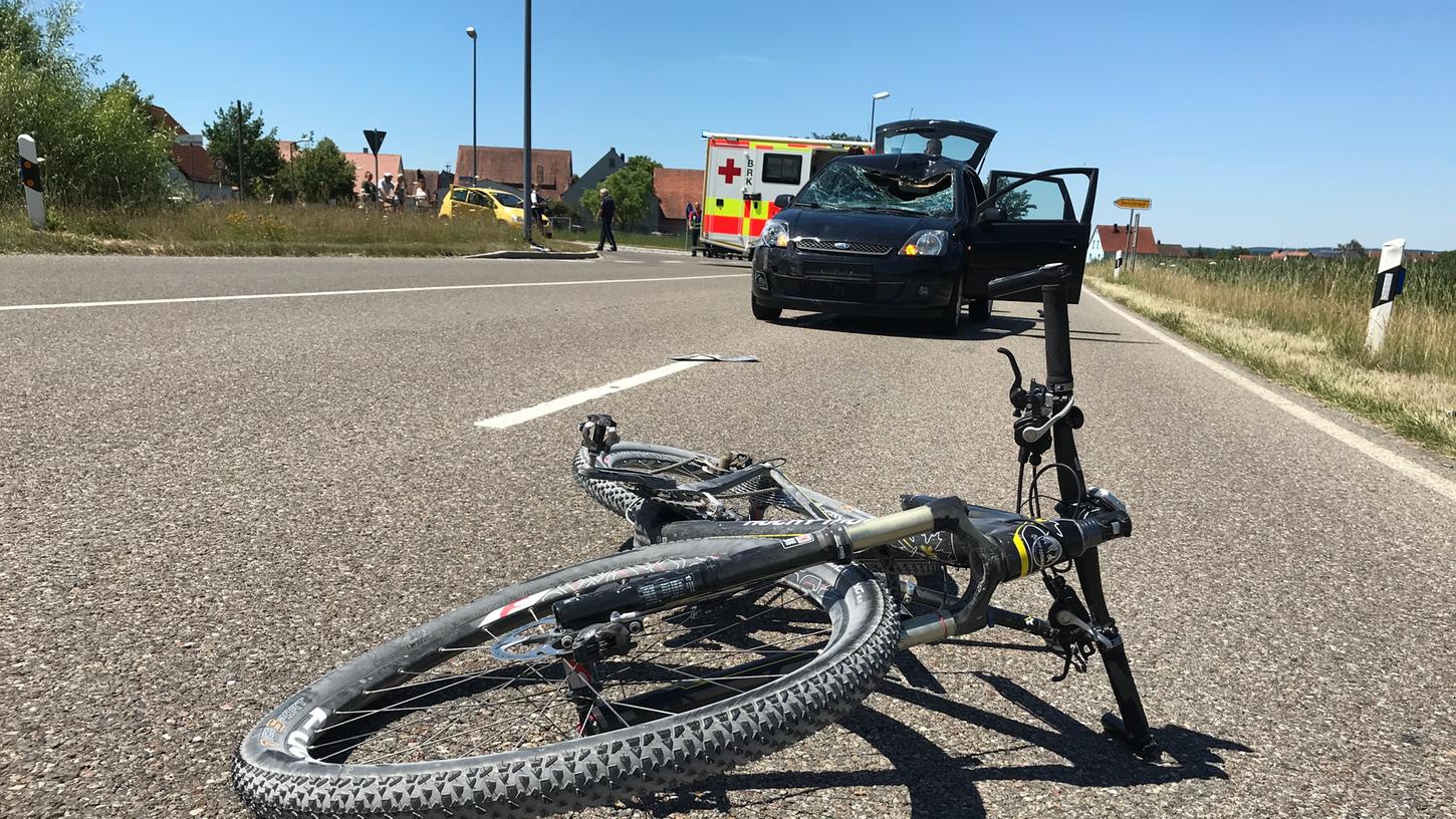 Radfahrerin stirbt bei schwerem Unfall nahe Belmbrach