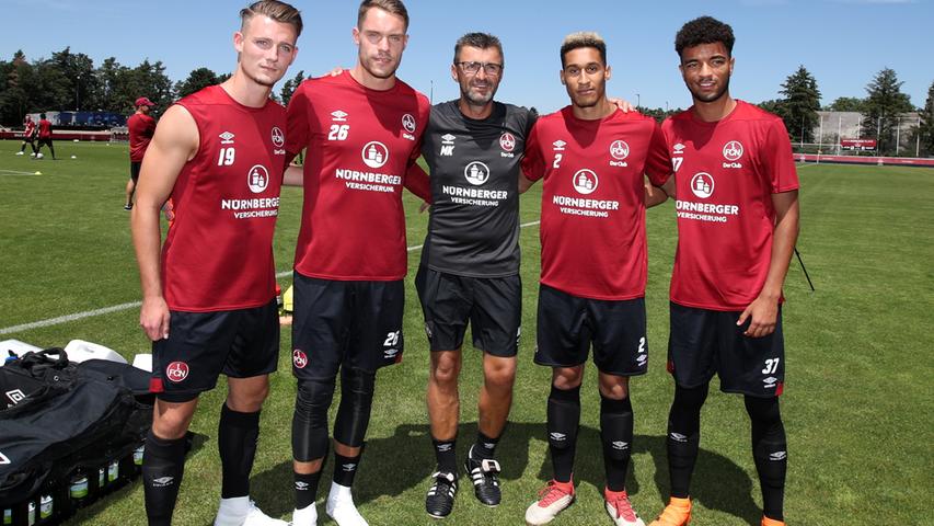 Neues Personal konnte Cheftrainer Michael Köllner (Mitte) ebenfalls stolz begrüßen: HSV-Neuzugang Christian Mathenia (2.v.l.) und Timothy Tillman (rechts, kam vom FC Bayern München), liefen erstmals am Valznerweiher auf.