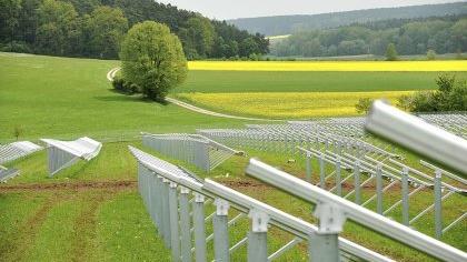 Höchst umstritten: Solaranlagen auf landwirtschaftlichen Nutzflächen wie diese hier, die bei Ammerndorf gerade errichtet wird. Die Gestelle für die Photovoltaikmodule sind bereits montiert.