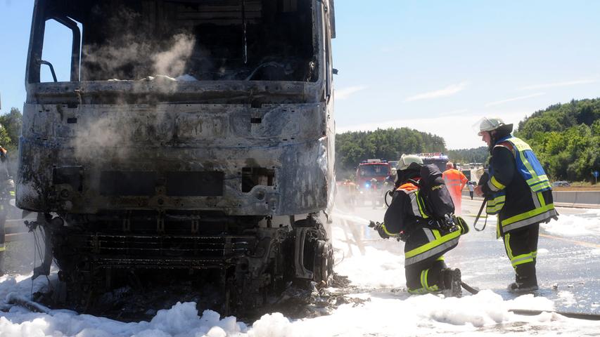 Lkw-Brand auf der A9 bei Plech: Führerhaus fängt Feuer