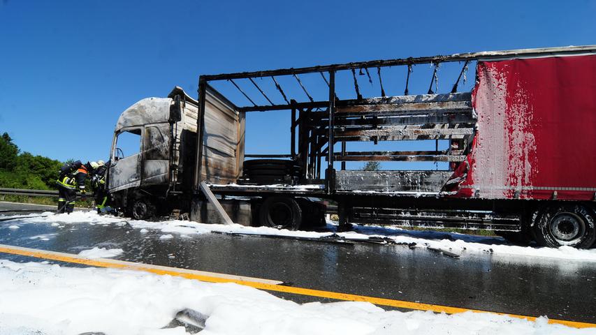 Lkw-Brand auf der A9 bei Plech: Führerhaus fängt Feuer