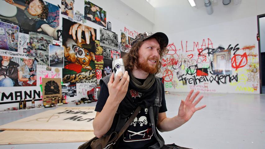 Steve Brauns Fotowand-Installation samt Graffitis und den Überbleibseln einer Party davor ist authentisches Zeugnis eines wild-bewegten Punk-Lebens - bewusst "ohne Filter und Distanz" dokumentiert.