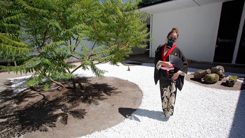Ein Japan-Aufenthalt inspirierte die Studierenden zu diesem Zen-Garten vor dem Pavillon von Ottmar Hörl. Innen zeigt die als Geisha kostümierte Anna Poetter in drei verschiedenen Performances ihre ganz eigenen Interpretationen der japanischen Teezeremonie.