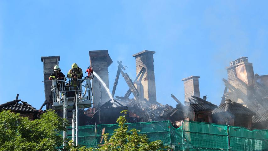 Wohnhaus in Bayreuth brennt lichterloh - Feuerwehr-Großeinsatz 
