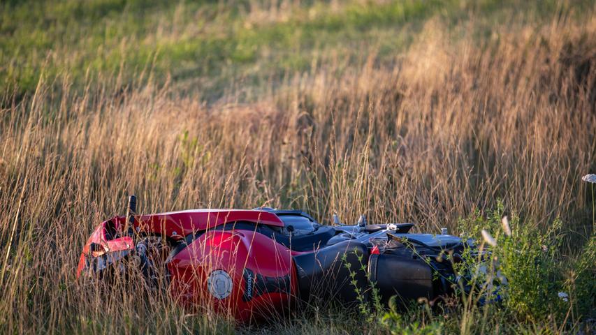 Motorradfahrer nach Sturz bei Roth lebensgefährlich verletzt