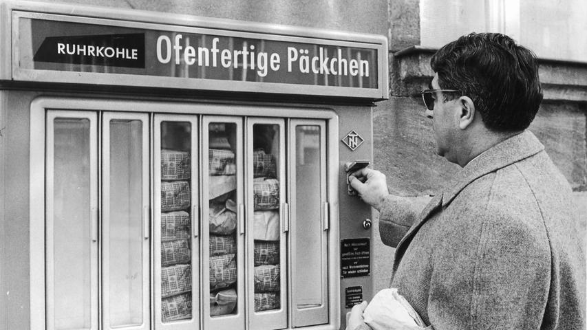 Deutlicher könnte die Vergangenheit nicht gespiegelt werden: Für 1 DM spuckt dieser Automat sauber verpackte Kohlen aus. Er stand an der Kreuzung Pirckheimer Straße/Wurzelbauerstraße.